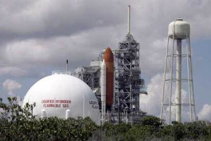 El transbordador 'Atlantis', anclado a la rampa de lanzamiento 39B.