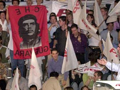 Aznar interrumpe su discurso ante la protesta de dos jóvenes que exhibieron una pancarta del Che Guevara.