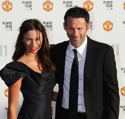 El futbolista galés Ryan Giggs está considerado como uno de los mejores de la historia del Manchester United: es miembro del Salón de la Fama del fútbol inglés y tiene la Orden del Imperio Británico. Pero su leyenda se tambaleó cuando asuntos de su vida privada salieron a la luz. Ya en 2011, se publicó la historia de su infidelidad con la exestrella del 'Gran Hermano' británico, Imogen Thomas, pese a que el jugador pagó un carísimo recurso para que no se informara al respecto. Pero lo más grave llegó en 2015, cuando se desveló su relación adúltera con Natasha, la mujer de su hermano. Ryan se relacionaba con ella desde 2003, con regularidad y en distintos hoteles. Natasha le contó a una amiga que la relación entre ella y su cuñado era “puro sexo, sin nada de romanticismo”, y que sus encuentros no se detuvieron ni cuando la mujer de Ryan, Stacey, o ella misma estaban embarazadas. Ryan y Stacey se separaron y actualmente batallan en los jugados por el reparto patrimonial. En la imagen, Ryan Giggs y su exmujer Stacey, en 2011.