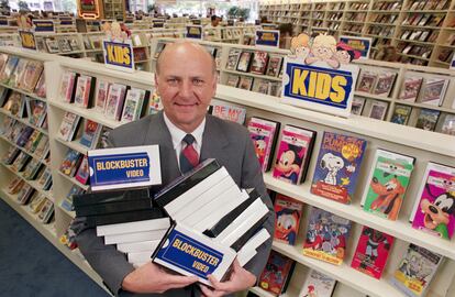 H. Wayne Huizenga, a senior manager at Blockbuster, in one of the stores in 1986.