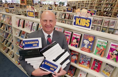 H. Wayne Huizenga, directivo de la cadena Blockbuster, posaba en uno de sus establecimientos en 1986.