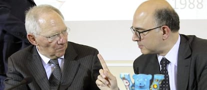 Schäuble (izquierda) y Moscovici esta tarde en Berlín.