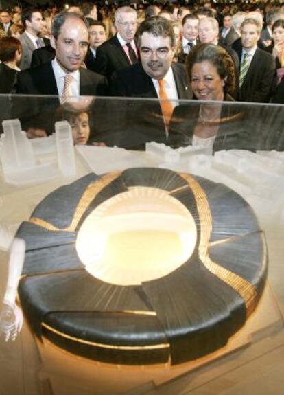 Camps, Soler y Barberá presentan en 2006 el nuevo estadio del Valencia, ahora paralizado.