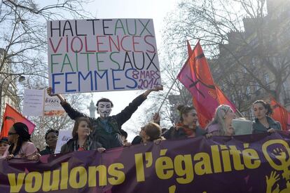 Un manifestante sostiene un cartel que dice "Detengamos la violencia contra las mujeres" durante la marcha desde la Plaza de la Bastilla en el distrito octavo de París para conmemorar el día internacional de la mujer.
