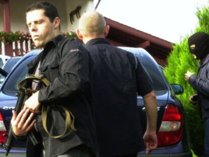 Policías franceses custodian una de las casas registradas en la operación.