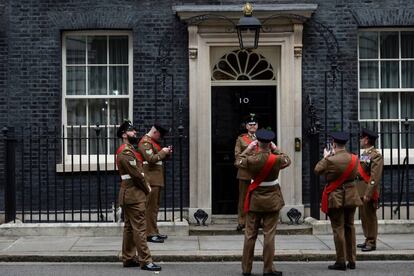 Militares se fotografan frente al 10 de Downing Street de Londres (Reino Unido).