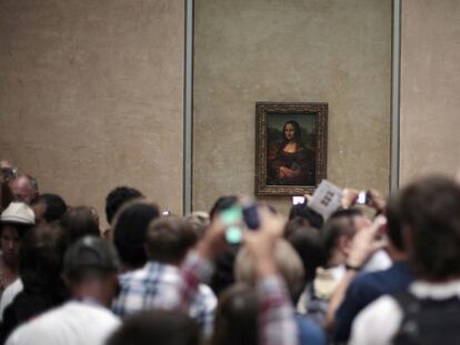 <i>La Mona Lisa,</i> en su sala del Louvre, el pasado mes de julio.