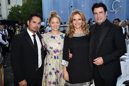 Los intérpretes Michael Peña (Crash) y Erika Christensen (Traffic) también forman parte de la entidad. En la imagen, junto a Kelly Preston y John Travolta. El artista de origen latino confesó en una entrevista en 2016 con The Guardian que la Cienciología "le había convertido en un mejor actor".