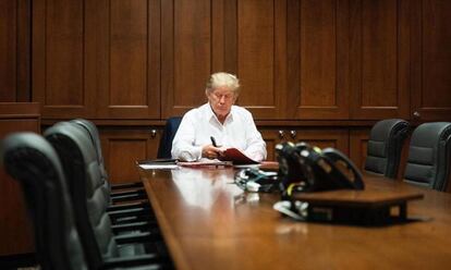 El presidente de Estados Unidos, Donald Trump, trabaja en una sala de conferencias del hospital militar Walter Reed, en Bethesda, Maryland (EE UU), mientras recibe tratamiento tras dar positivo por coronavirus.