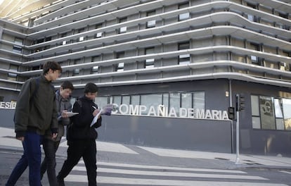 Tres estudiantes del colegio Marianistas de San Sebastián salen hoy del centro tras las clases.