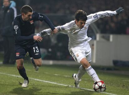 Kaká intenta escaparse de Réveillère, el pasado martes en Lyon.