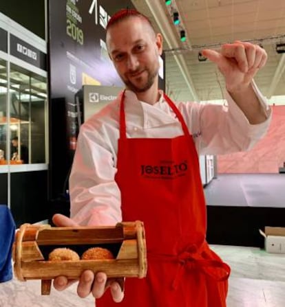 El chef Javier Ugidos, de Tobiko, y la croqueta ganadora en Madrid Fusión.