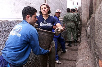 Trabajos de limpieza en el barrio de La Alegría, uno de los afectados por la catástrofe.