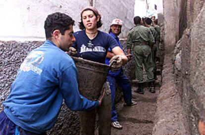 Trabajos de limpieza en el barrio de La Alegría, uno de los afectados por la catástrofe.