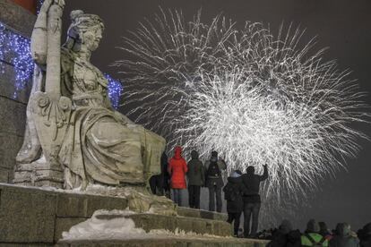 Fuegos artificiales iluminan el cielo de San Petersburgo (Rusia) durante la celebración del Año Nuevo.