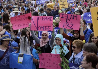 Un grup de dones musulmanes aixequen cartells contra el terrorisme.