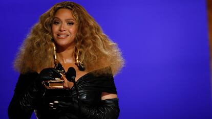 Beyoncé recebe um dos seus Grammys, neste domingo no Centro de Convenções de Los Angeles (Califórnia).