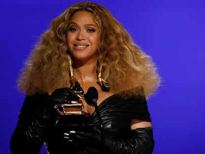 Beyoncé recebe um dos seus Grammys, neste domingo no Centro de Convenções de Los Angeles (Califórnia).