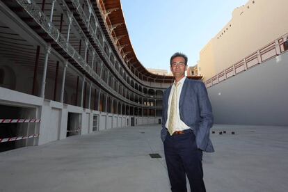 El historiador Francisco A. González, en la cancha del frontón Beti-Jai, en Madrid.