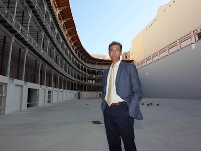 El historiador Francisco A. González, en la cancha del frontón Beti-Jai, en Madrid.