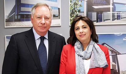 El presidente de Alibérico, Clemente González Soler, junto a la nueva conejera delegada, Rosa García. 