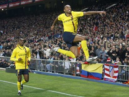 Henry celebra un gol junto con Eto'o durante el último Atlético-Barça (4-3).