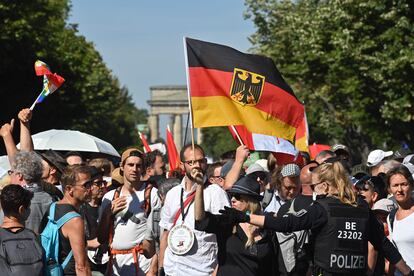 Policial se dirige aos manifestantes em Berlim neste sábado, que reuniu 15.000 pessoas.