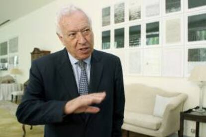 El ministro de Asuntos Exteriores de España, José Manuel García Margallo, realiza declaraciones a los medios en la embajada de Pekín (China), tras reunirse con su homólogo chino, Wang Yi.