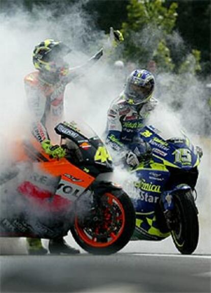 Girbernau y Rossi queman sus neumáticos antes de la prueba de Moto GP de Le Mans.