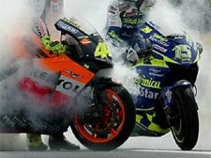 Girbernau y Rossi queman sus neumáticos antes de la prueba de Moto GP de Le Mans.