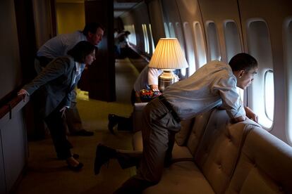 26 de mayo 2013. Obama y miembros del personal de la Casa Blanca miran por la ventana del Air Force One para ver los daños del tornado que asoló Moore, Oklahoma.