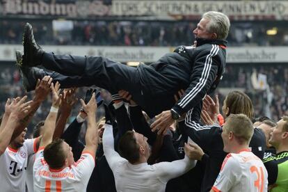 Los jugadores del Bayern manetan al técnico Jupp Heynckes.