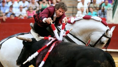 Pablo Hermoso de Mendoza en el cuarto toro de la tarde.