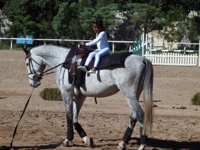 Ziline Pierre durante una de sus primeras experiencias en el caballo.