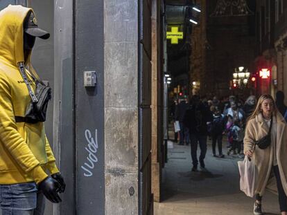 Maniquí en la entrada de un comercio de la calle Portaferrissa de Barcelona.