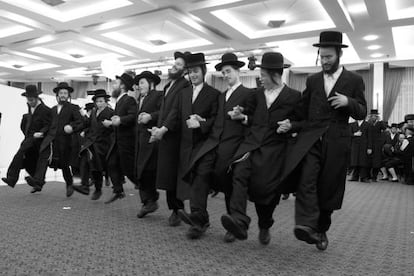 Un grupo de jas&iacute;dicos baila en honor a la novia, durante una boda celebrada en Jerusal&eacute;n en 2008.