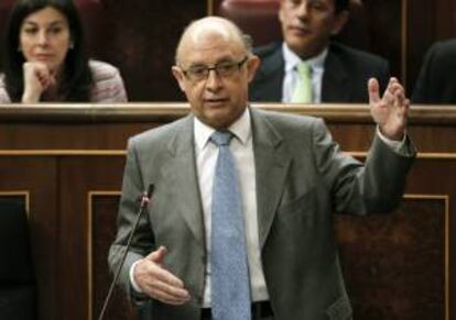 El ministro de Hacienda, Cristóbal Montoro, durante una de sus intervenciones en la sesión del control al Gobierno. EFE/Archivo