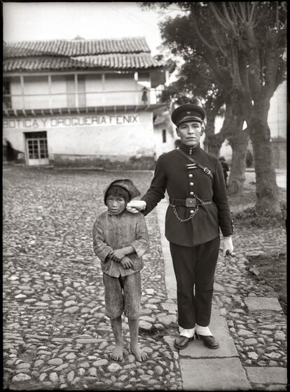 Chicucha y policía, Cuzco, 1924