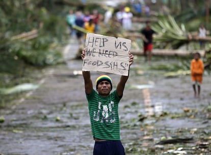 Una víctima del tifó filipí demana ajuda a la ciutat de Taft, a l'illa de Samar.