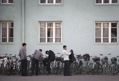 Universitarios norcoreanos frente a sus bicicletas, cerca de la Plaza de Kim Il Sung.