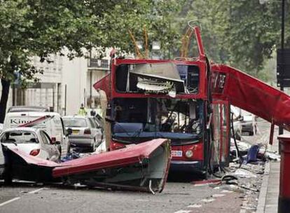 El autobús destrozado por una bomba en los atentados de Londres.