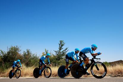 Cuatro ciclistas del equipo Eolo-Kometa, ahora Polti-Kometa, durante la pasada Vuelta a Burgos en agosto.