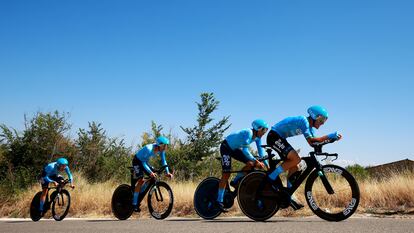 Cuatro ciclistas del equipo Eolo-Kometa, ahora Polti-Kometa, durante la pasada Vuelta a Burgos en agosto.