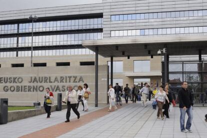 Empleados de la Administración salen de la sede del Gobierno en Vitoria.