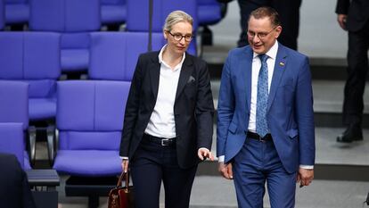 Los colíderes del partido Alternativa para Alemania (AFD), Tino Chrupalla y Alice Weidel, caminan en la sede del Parlamento alemán, en Berlín, el pasado 20 de marzo.
