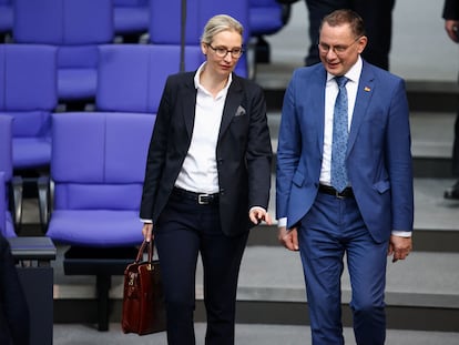 Los colíderes del partido Alternativa para Alemania (AFD), Tino Chrupalla y Alice Weidel, caminan en la sede del Parlamento alemán, en Berlín, el pasado 20 de marzo.