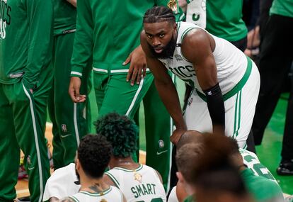 Jaylen Brown, el #7 de los Celtics, lidera las anotaciones de su equipo hacia el cierre del tercer cuarto, en el que mejor han rendido los locales.