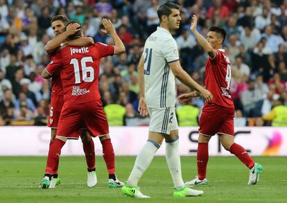 Stevan Jovetic (segundo por la izquierda) celebra con sus compañeros el gol del Sevilla.