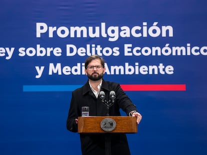 El presidente, Gabriel Boric, durante la promulgación de la Ley sobre Delitos Económicos y Medioambiente, hoy, en Santiago (Chile).