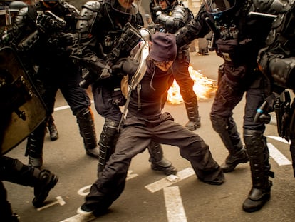 La policía antidisturbios francesa arrestaba el pasado martes a una joven manifestante en París.